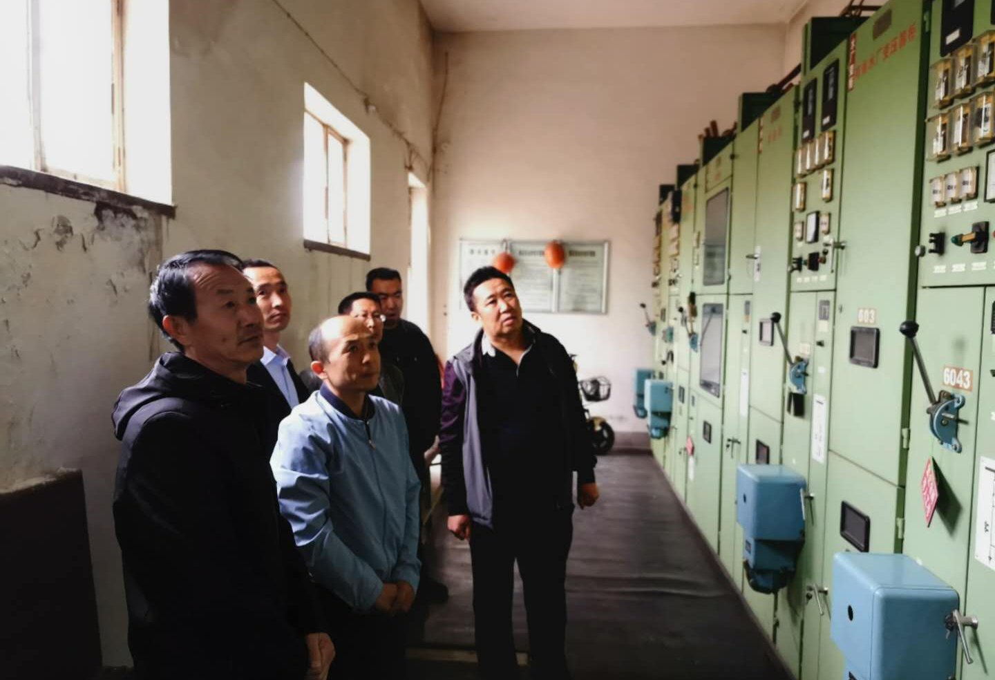 公司總經(jīng)理王建人在供水、污水生產(chǎn)一線(xiàn)開(kāi)展...